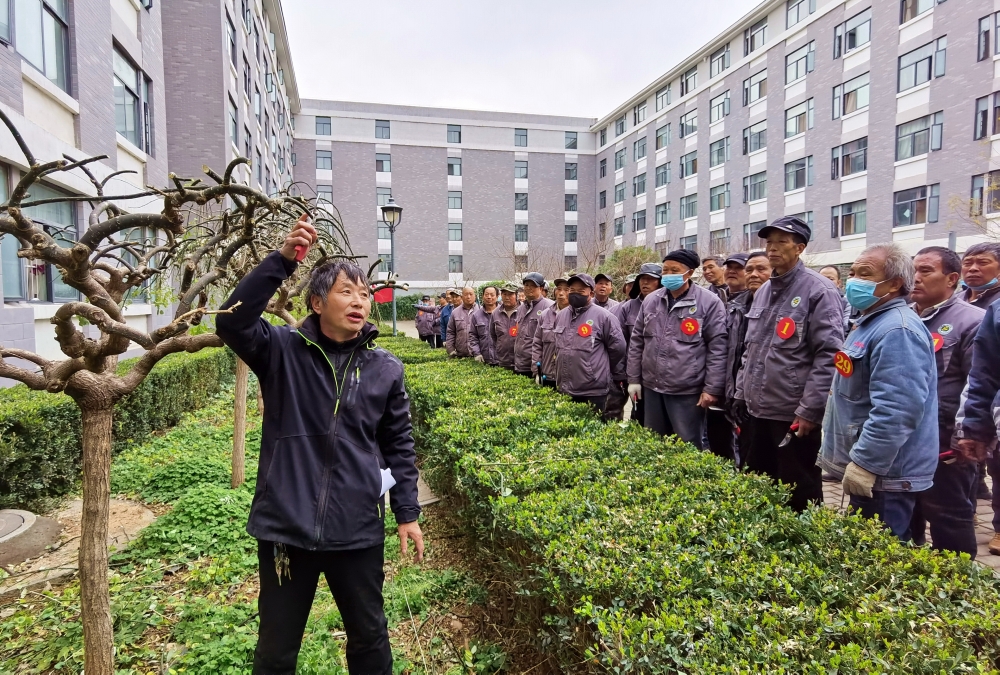 01 岗位练兵现场，技术骨干示范指导。