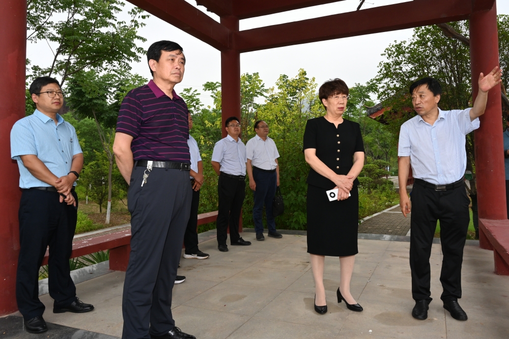 3实地参观河南君山制药有限公司百草园